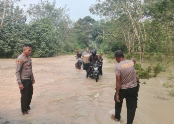 Kapolsek Bosar Maligas IPTU Sonni Silalahi, S.H Bersama Lurah dan Warga Evakuasi Pengendara Motor