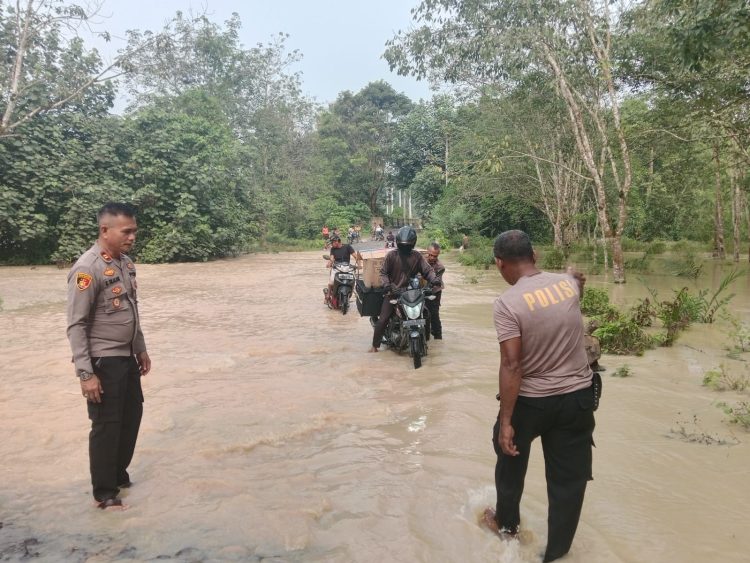 Kapolsek Bosar Maligas IPTU Sonni Silalahi, S.H Bersama Lurah dan Warga Evakuasi Pengendara Motor