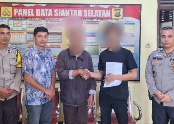 Kanit Reskrim IPDA Jaya Manihuruk SH dan personil saat lakukan problem solving kedua belah pihak di Mako Polsek Siantar Selatan