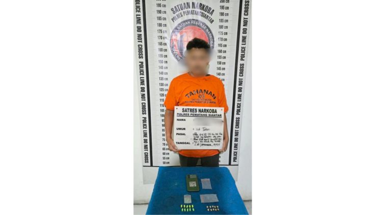 Tersangka CS alias Irul dan barang bukti diamankan di kantor Sat Resnarkoba Polres Pematangsiantar