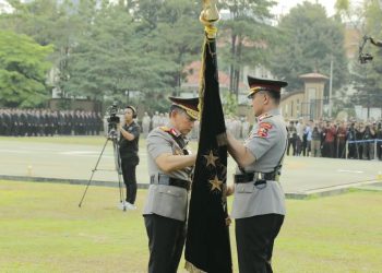 Jenderal Listyo Sigit Prabowo menyerahkan Panji Polri Tribrata kepada Jenderal Suyudi Ario Seto dalam upacara di Lapangan Bhayangkara, Mabes Polri, Jakarta Selatan (Foto Ist)
