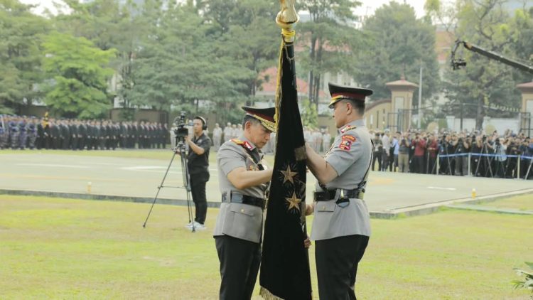 Jenderal Listyo Sigit Prabowo menyerahkan Panji Polri Tribrata kepada Jenderal Suyudi Ario Seto dalam upacara di Lapangan Bhayangkara, Mabes Polri, Jakarta Selatan (Foto Ist)