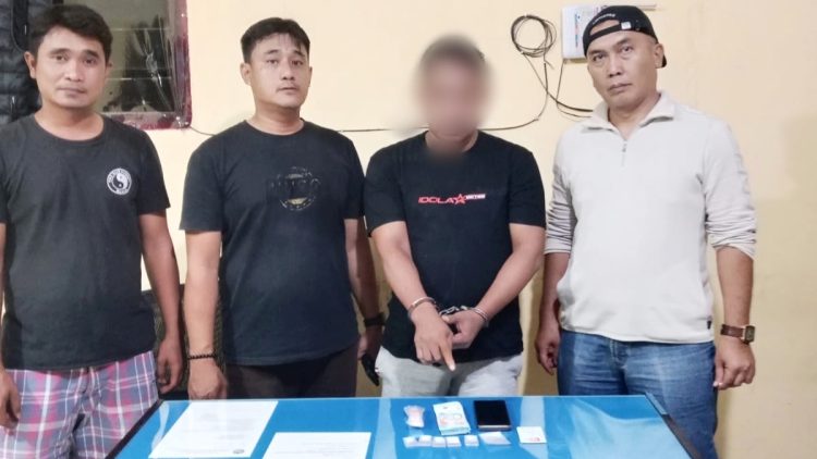 Pelaku S alias Bawi dan barang bukti saat diamankan di Polsek Bosar Maligas