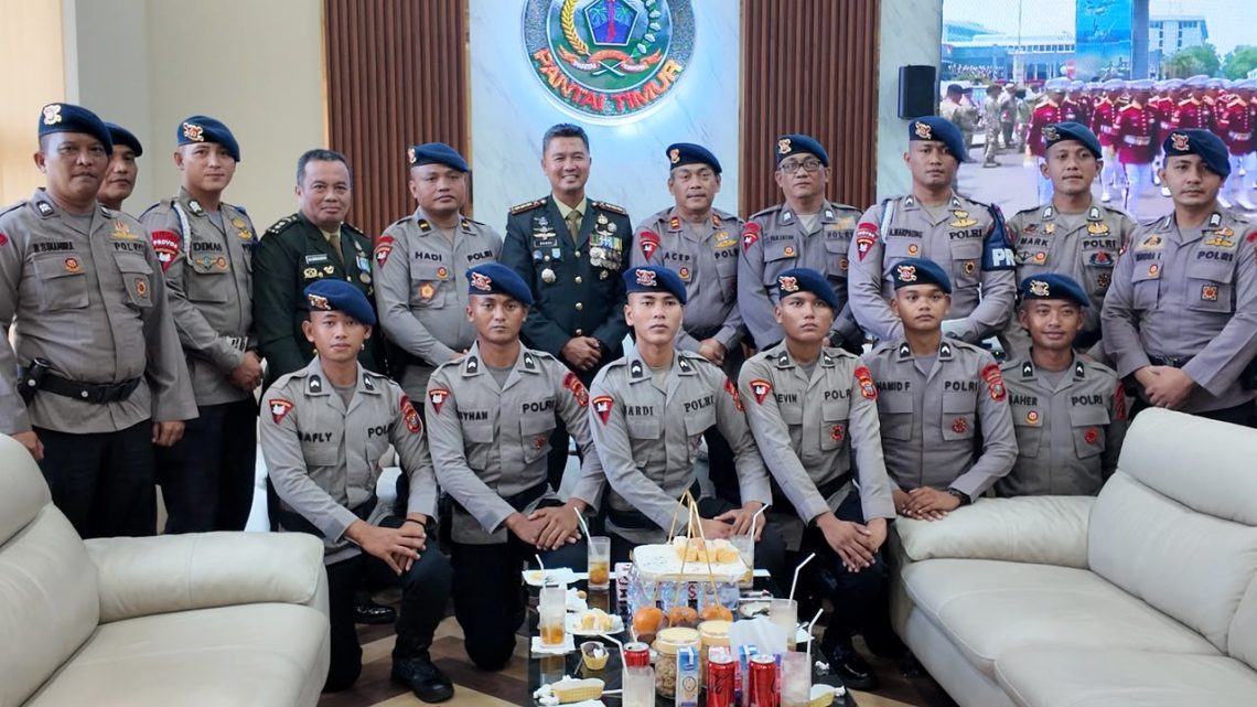 Wadanki 2 Batalyon B Sat Brimob Polda Sumut IPTU Acep Qohaerudi, S.Sos.I bersama Personel berikan Surprise HUT Ke 81 TNI kepada Danrem 022/PT Kolonel Inf. Sandi Kamidianto, S.I.P., M.I.P