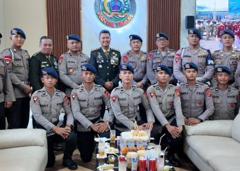 Wadanki 2 Batalyon B Sat Brimob Polda Sumut IPTU Acep Qohaerudi, S.Sos.I bersama Personel berikan Surprise HUT Ke 81 TNI kepada Danrem 022/PT Kolonel Inf. Sandi Kamidianto, S.I.P., M.I.P