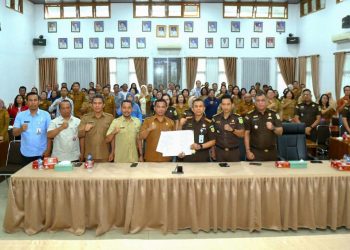 Kajari Pematangsiantar Erwin Purba, S.H dan Walikota Pematangsiantar diwakili Sekda Junaedi Antonius Sitanggang, SSTP, MSi Penandatanganan MoU "Jaksa Sahabat Pendidik