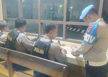 Personil Sipropam saat cek HP Para personil