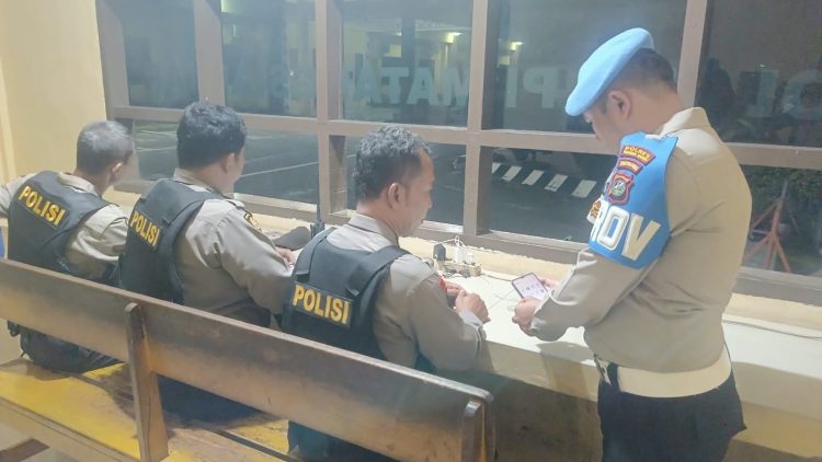 Personil Sipropam saat cek HP Para personil
