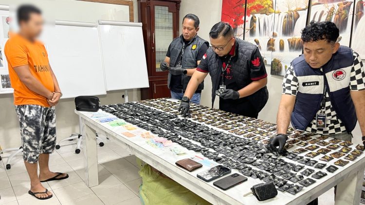 kurir narkoba RS warga Kabupaten Aceh Selatan, Aceh yang ditangkap membawa 450 pcs pod getar asal Malaysia di kota Medan (Foto Ist)