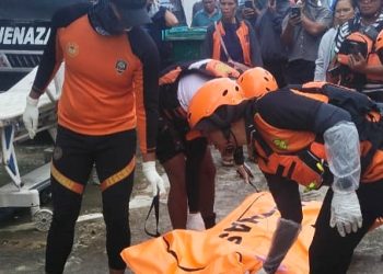 Tim Basarnas saat evakuasi jenajah korban ke ruangan jenajah RSUD Parapat