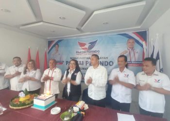Ketua DPW Partai Persatuan Indonesia (Perindo) Sumut, Makmur Marpaung beserta jajaran pengurus saat perayaan meniup lilin perayaan HUT ke -12 Partai Perindo. (Foto Ist)