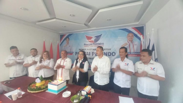 Ketua DPW Partai Persatuan Indonesia (Perindo) Sumut, Makmur Marpaung beserta jajaran pengurus saat perayaan meniup lilin perayaan HUT ke -12 Partai Perindo. (Foto Ist)