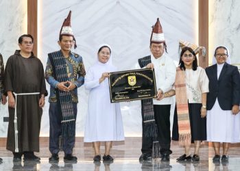 Wali Kota Pematangsiantar Wesly Silalahi SH MKn bersama Ketua Santo Laurensius Ratnawati Sinaga SE menandatangani prasasti peresmian Aula SMP Bintang Timur Pematangsiantar.