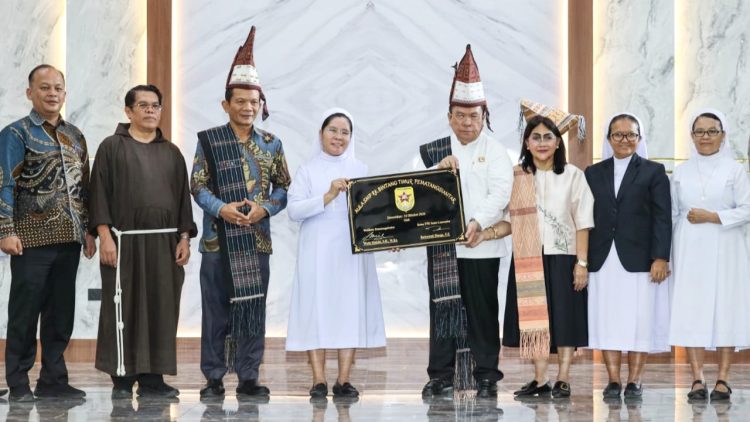Wali Kota Pematangsiantar Wesly Silalahi SH MKn bersama Ketua Santo Laurensius Ratnawati Sinaga SE menandatangani prasasti peresmian Aula SMP Bintang Timur Pematangsiantar.