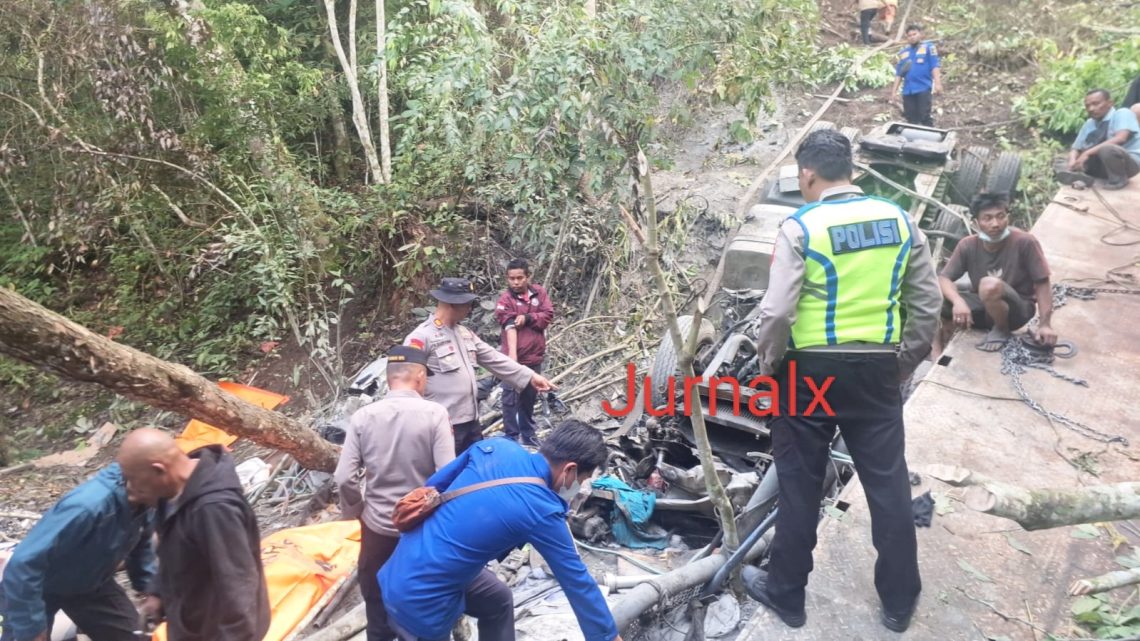 Personil Unit Gakkum dan Polsek Girsang Sipangan Bolon bersama warga saat evakuasi truk trailer di jurang kedalaman 100 meter