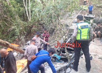 Personil Unit Gakkum dan Polsek Girsang Sipangan Bolon bersama warga saat evakuasi truk trailer di jurang kedalaman 100 meter
