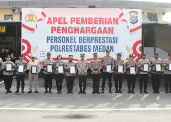 Kapolrestabes Medan Kombes Pol. Dr. Jean Calvijn Simanjuntak, S.I.K., M.H memberikan penghargaan kepada 15 personel Polrestabes Medan. (Foto Ist)