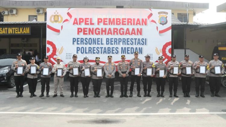 Kapolrestabes Medan Kombes Pol. Dr. Jean Calvijn Simanjuntak, S.I.K., M.H memberikan penghargaan kepada 15 personel Polrestabes Medan. (Foto Ist)