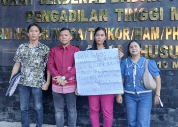 Korban dugaan penelantaran Lucia Lastiur Lumban Raja didampinggi kuasa hukumnya Benri Pakpahan dari Kantor Hukum Dwi Ngai Sinaga & Partners. (Foto.Ist)
