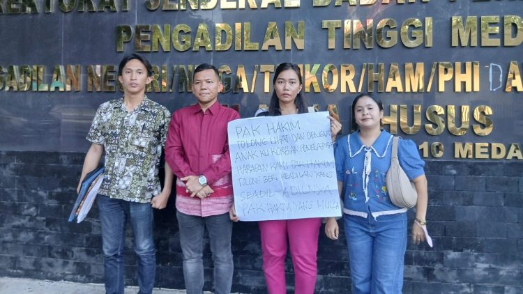 Korban dugaan penelantaran Lucia Lastiur Lumban Raja didampinggi kuasa hukumnya Benri Pakpahan dari Kantor Hukum Dwi Ngai Sinaga & Partners. (Foto.Ist)