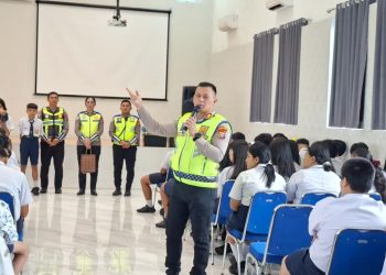 Kasat Lantas AKP Simon E. Simatupang, S.H., M.H., CPHR sampaikan edukasi tertib berlalu lintas di SMP Kalam Kudus