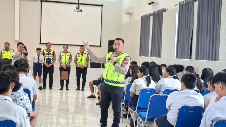 Kasat Lantas AKP Simon E. Simatupang, S.H., M.H., CPHR sampaikan edukasi tertib berlalu lintas di SMP Kalam Kudus