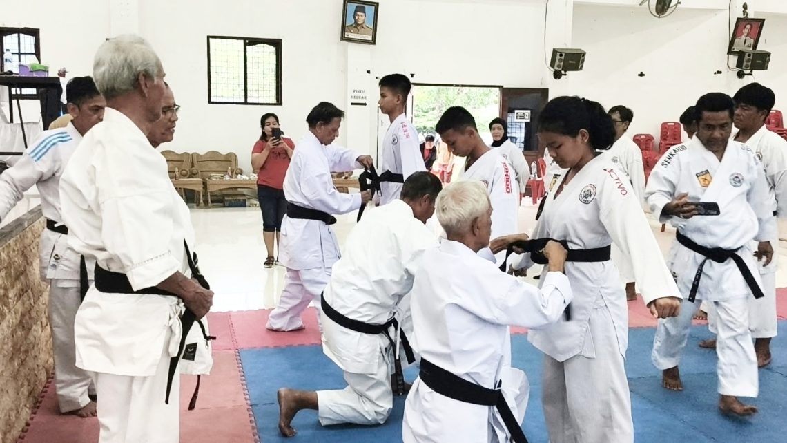 Inri Isabael Olivia Siahaan saat disematkan Sabuk Hitam DAN 1 oleh Dewan Guru Ribet Hutagaol