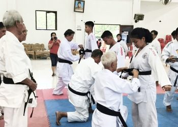 Inri Isabael Olivia Siahaan saat disematkan Sabuk Hitam DAN 1 oleh Dewan Guru Ribet Hutagaol