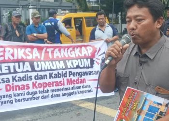 Aksi puluhan sopir angkot laporan keuangan di Koperasi Pengangkutan Umum Medan (KPUM). (Foto Romulo Sinaga /jurnalx.co.id)