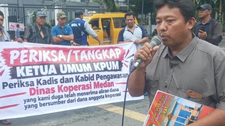 Aksi puluhan sopir angkot laporan keuangan di Koperasi Pengangkutan Umum Medan (KPUM). (Foto Romulo Sinaga /jurnalx.co.id)