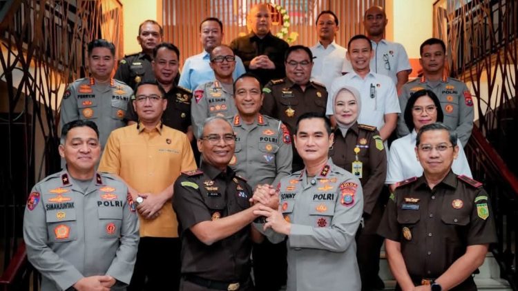Kapolda Sumut Irjen Pol. Sonny Irawan, S.I.K., M.H., bersama Wakapolda Brigjen Pol. Naek Pamen Simanjuntak dan sejumlah pejabat utama silaturahmi ke Kantor Kejati Sumut (Foto Ist)