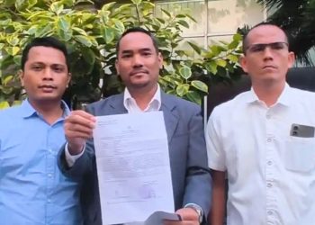 Mahasiswa Magister Ilmu Hukum Universitas Darma Agung (UDA) Medan, Gomgom Parlindungan Simbolon didampingi kuasa hukumnya, Duarjon Simalango, SH, MH dan alumni UDA Liston Hutajulu saat memberikan keterangan di Polda Sumut usai melaporkan Rektor UDA atas dugaan 11 ijazah S2. (Foto Ist) -