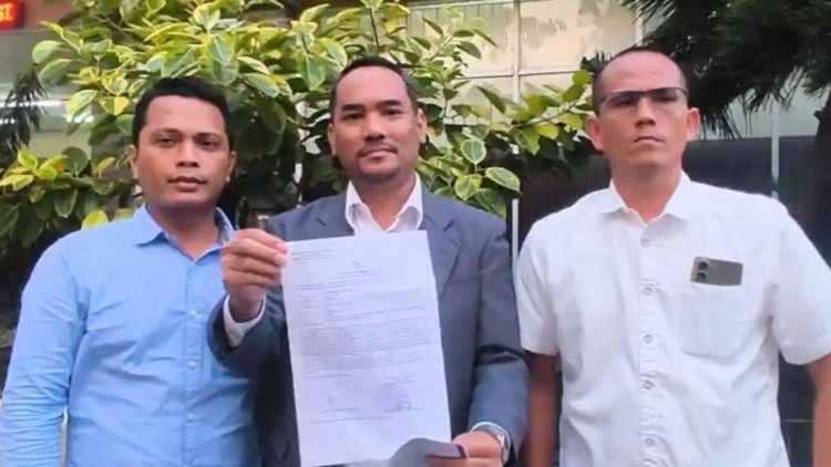 Mahasiswa Magister Ilmu Hukum Universitas Darma Agung (UDA) Medan, Gomgom Parlindungan Simbolon didampingi kuasa hukumnya, Duarjon Simalango, SH, MH dan alumni UDA Liston Hutajulu saat memberikan keterangan di Polda Sumut usai melaporkan Rektor UDA atas dugaan 11 ijazah S2. (Foto Ist) -