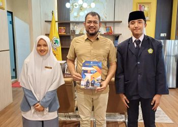Wakil Ketua DPRD Kota Medan, Hadi Suhendra SH menerima orang santri asal Kota Medan Nur Safa Ratifah Lubis dan M Raffie Rabbani An Nabawi dari Insan Cendekia Boarding School (ICBS). (Foto Ist)