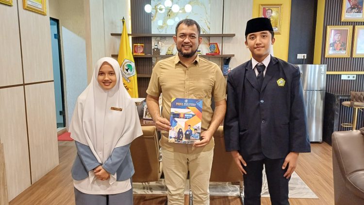 Wakil Ketua DPRD Kota Medan, Hadi Suhendra SH menerima orang santri asal Kota Medan Nur Safa Ratifah Lubis dan M Raffie Rabbani An Nabawi dari Insan Cendekia Boarding School (ICBS). (Foto Ist)