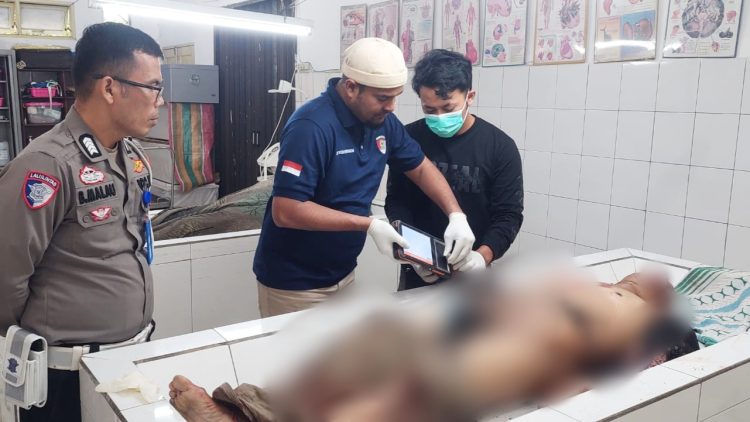 Tim Inafis AIPDA Sujid Sahputra saat pencarian identitas korban diruangan jenajah RSUD dr Djasemen Saragih