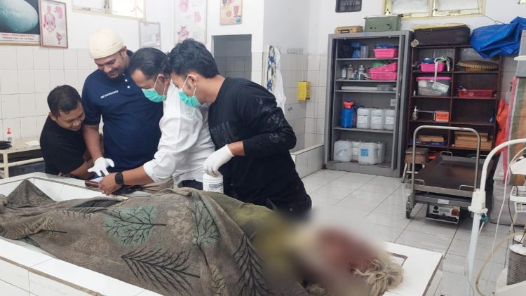 Tim Inafis AIPDA Sujid Saputra saat pencarian identitas korban diruangan jenajah RSUD dr Djasamen Saragih Kota Pematangsiantar