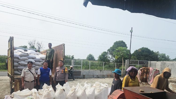 Polres Simalungun Dampingi Penjualan 10 Ton Jagung Petani Tanah Jawa ke Bulog