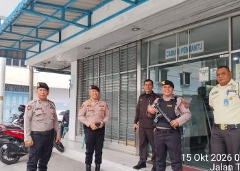 KBO Sat Sampah IPTU Fitra Jaya, S.H didampingi Kanit Pam Obvit IPDA Irwan Saragih, S.H dan Kanit Turjawali IPDA Vermando Sinaga Patroli Dialogis di Bank Panin KCP Jl. Soasio