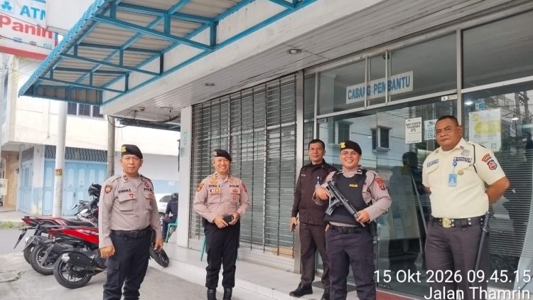 KBO Sat Sampah IPTU Fitra Jaya, S.H didampingi Kanit Pam Obvit IPDA Irwan Saragih, S.H dan Kanit Turjawali IPDA Vermando Sinaga Patroli Dialogis di Bank Panin KCP Jl. Soasio