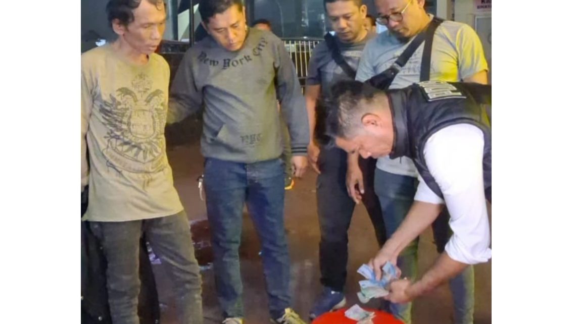 Pengedar narkoba di Jalan Brigjen Katamso, Gang Nasional, Kelurahan Sei Mati, Kecamatan Medan Maimun yang ditangkap personil Polsek Medan Kota. (Foto Ist)