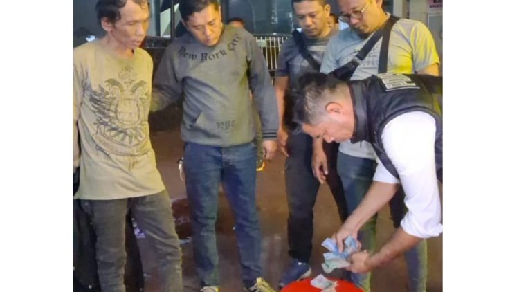 Pengedar narkoba di Jalan Brigjen Katamso, Gang Nasional, Kelurahan Sei Mati, Kecamatan Medan Maimun yang ditangkap personil Polsek Medan Kota. (Foto Ist)