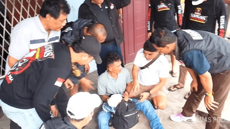 Penangkapan kurir asal Aceh di depan Terminal Lubuk Pakam oleh personil Polres Deli Serdang. (Foto Ist)