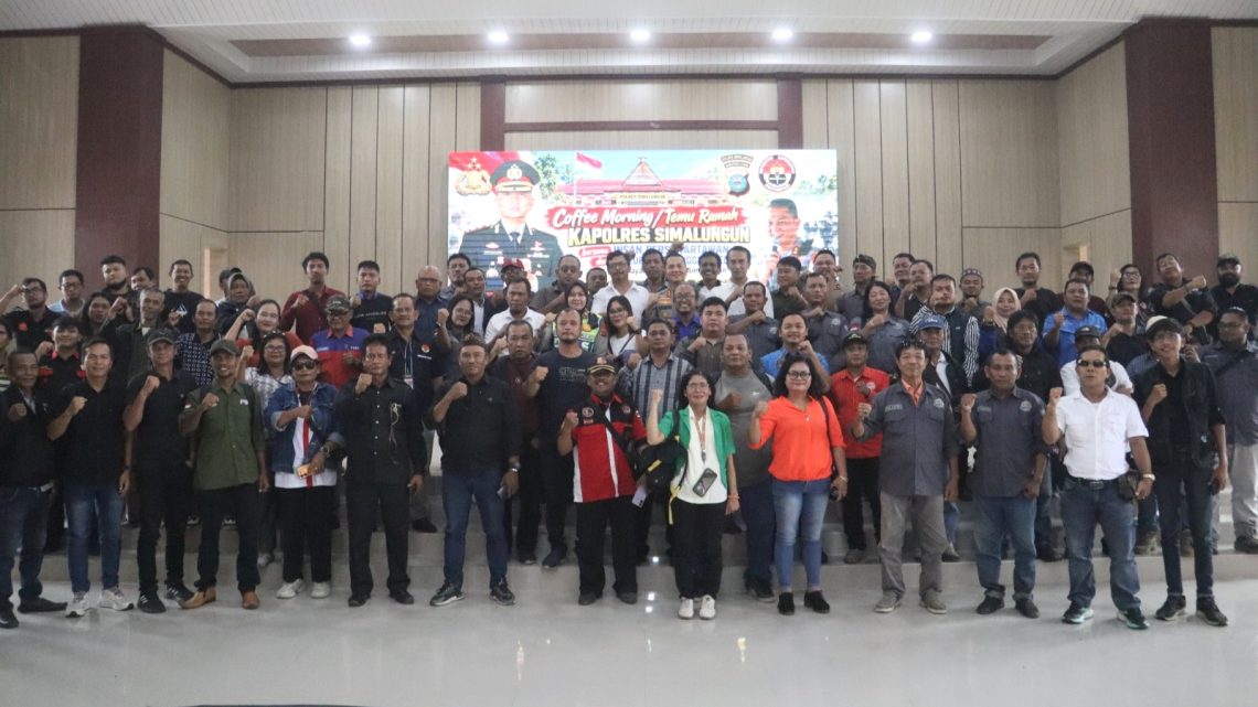 Kapolres Simalungun AKBP Dr. Hendri Nupia Dinka Barus, S.H., S.I.K., M.M photo bersama para wartawan