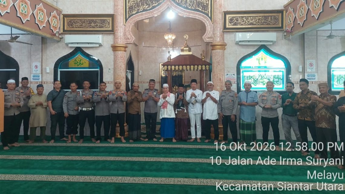 Kabag SDM KOMPOL Maralidang Harahap, Kasat Samapta AKP Abdi Tansar, S.H., M.H, KBO Sat Samapta IPTU Pitra Jaya Surya Putra, S.H dan Personil tersprin Sholat Jumat Keliling di Masjid Al Hanif Jalan Ade Irma Suryani