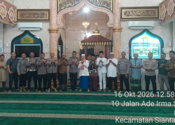 Kabag SDM KOMPOL Maralidang Harahap, Kasat Samapta AKP Abdi Tansar, S.H., M.H, KBO Sat Samapta IPTU Pitra Jaya Surya Putra, S.H dan Personil tersprin Sholat Jumat Keliling di Masjid Al Hanif Jalan Ade Irma Suryani