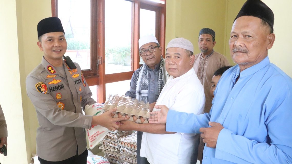 Kapolres Simalungun AKBP Dr. Hendri Nupia Dinka Barus, S.H., S.I.K., M.M Serap Aspirasi Warga dan Salurkan Bantuan Kaum Duafa di Masjid Ar Rahman