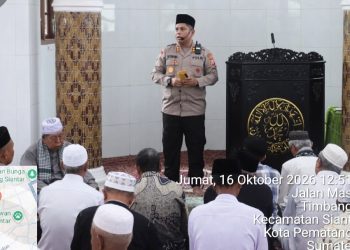 Kapolres Pematangsiantar AKBP Dhana Noer Kurniawan, S.I.K., M.M bersama personil Sholat Jumat di Masjid Raya