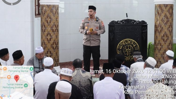 Kapolres Pematangsiantar AKBP Dhana Noer Kurniawan, S.I.K., M.M bersama personil Sholat Jumat di Masjid Raya