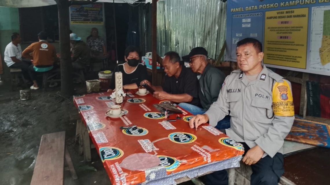 AIPTU Alexander dan AIPTU Welinton Nababan patroli Kampung Bebas dari Narkoba di Jalan Tanah Jawa